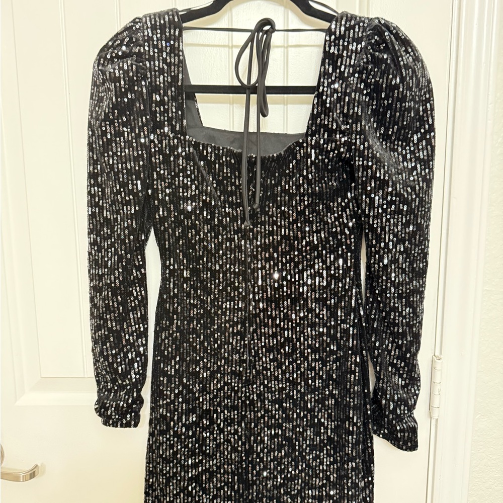 Elegant Black Sequin Dress, fully lined, scrunched at the sleeves.